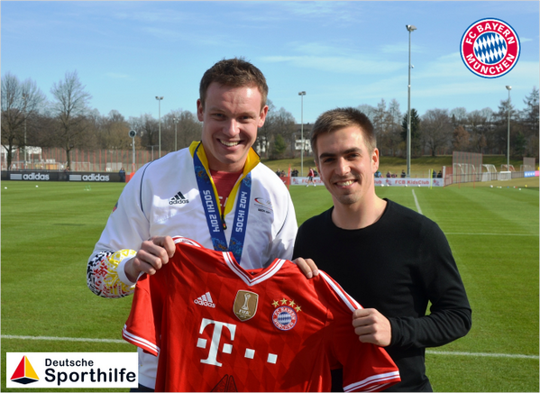 FCBayern's tweet photo. #Lahm übergibt @FelixLoch ein FCB-Charity-Trikot. Infos: http://t.co/twa0KsoHES Shop: http://t.co/rdcZ92o5jz #WirfürD http://t.co/BjceXjchic