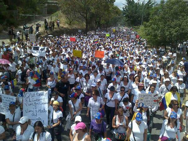 gabyarellanoVE's tweet photo. !Caracas marcha con sus mujeres! #SOSVenezuela http://t.co/QtO8yOiJTq
