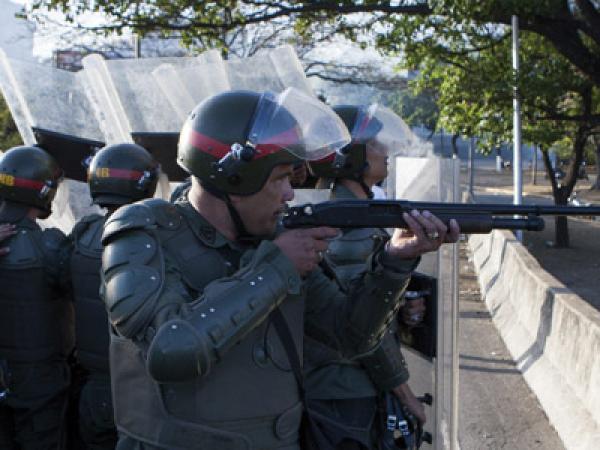 VerettaPatriota's tweet photo. RT @MMalaverM: Fotografía de hoy: Para los tribunales internacionales: los asesinos en acción http://t.co/cgP94zLW4y