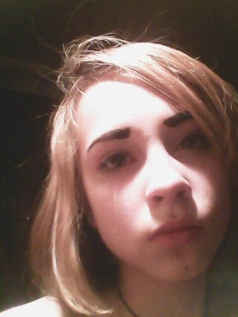 NeonisJb's tweet image. Моя одноклассница на столько любит красится,что она на столько любит свои брови.... Она красавица!#красотка #тп