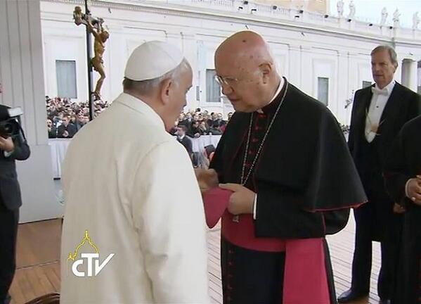 vaticannews_it's tweet photo. #PapaFrancisco fue saludado hoy en la audiencia general por Mons Celli representando al #SIGNISCongress http://t.co/J1p3fxG5lG