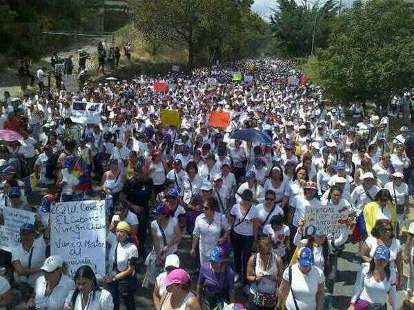 rafaelaristi's tweet photo. Sólo Mujeres de a pie, sin autobuses, ni refigerios, ni kit de gorra y franela, ni pagadas, ni obligadas. http://t.co/ykSRHZkfIK