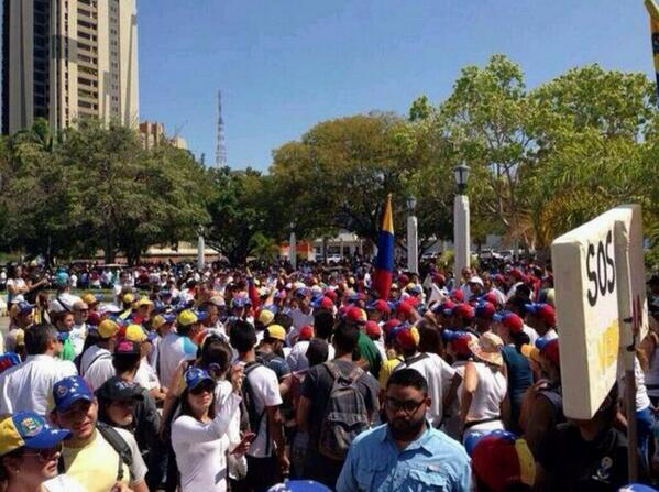 gabyarellanoVE's tweet photo. #AEstaHora Cantando "Gloria a ti, casta señora", así se ve la Plaza de la República de Maracaibo http://t.co/v0WkEZtMl3