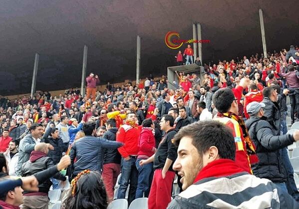 Goztepelilercom's tweet photo. 19:25 | Yılmadan Usanmadan Vazgeçer mi Bu Kalpler Bu Armadan #Göztepe http://t.co/uazgBA08E4