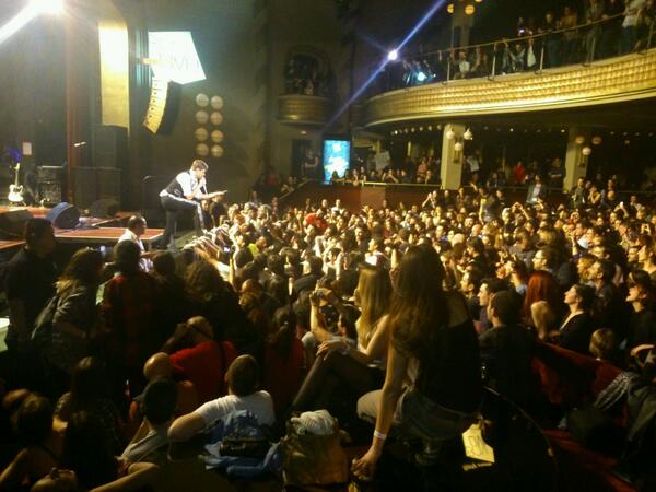 Tonipolar's tweet photo. AL SUELO! @the_hives http://t.co/KqAvk8OLRA
