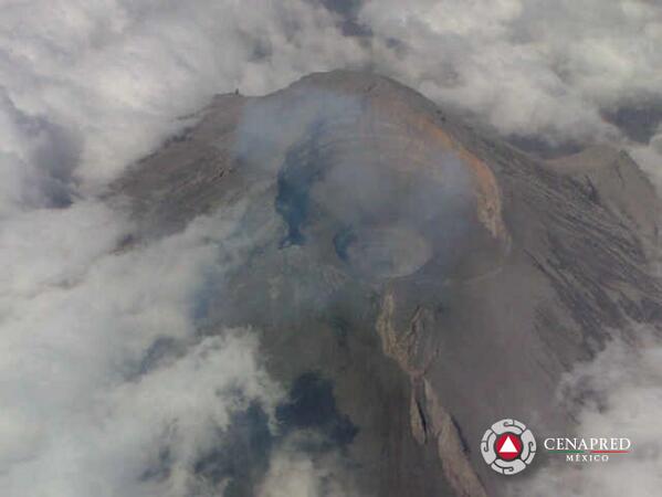 SEGOB_mx's tweet photo. Sobrevuelo en aeronave de la #ArmadaDeMéxico de @SEMAR_mx al cráter del #Popocatépetl http://t.co/QW2PwQb9pe