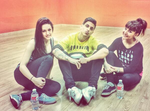 Xriz's tweet photo. Día de ensayo junto a @BrbaraRuiprez @virymb para este 28 en Getafe #XRIZisComing @laligamusic http://t.co/MCFd7ClIx7