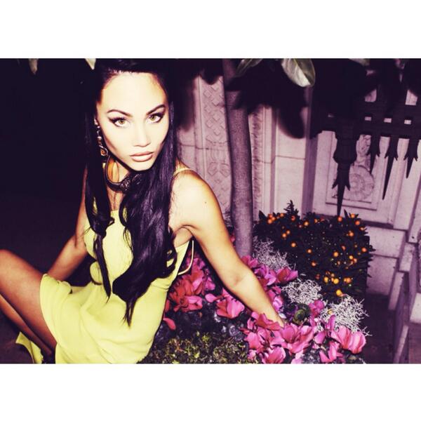 JLeeMoon's tweet photo. Night shoot 🌷🌷🌷🌷 with Yas &amp; makeup by @ami_cass http://t.co/7MyEY9NP3g