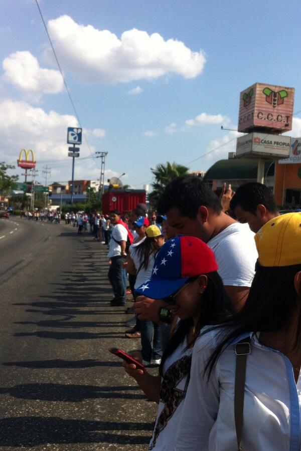 ElUniversal's tweet photo. Cadena humana en apoyo al Alcalde José Barreras en entrada de #Cabudare. http://t.co/bFbY6TMeSP (vía @patsdefoie) #26F