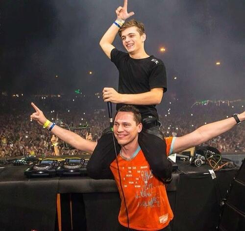MartinGarrixARG's tweet photo. Una leyenda y una promesa http://t.co/n56ofSnfqC