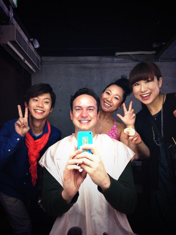 飯田惣一郎 そうちゃん こどもちゃれんじ ライブ授業 Pv撮影中でありますー 英語の授業担当のジェイソンさん と キッズヨガ担当のれいさん そしてヘアメイクさんと Http T Co 3sltwz7rlk