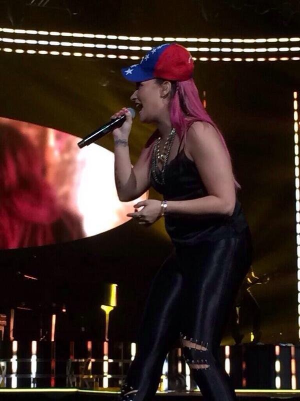 at my concert last night demi put on the hat and told all of us to pray for venezuela and I BROKE DOWN