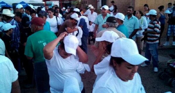 ClauCruzg's tweet photo. Marchan en Sinaloa por liberación del “Chapo” Guzmán http://t.co/fWTY5ir48u hasta tamales y gorras blancas regalaron http://t.co/gUUXJDbbHD