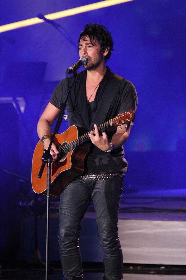 AELatam's tweet photo. #LaLey homenajea a #gustavocerati cantando CRIMEN en #Viña2014. Vívelo en nuestro sitio web: http://t.co/PzAVIrNu6K http://t.co/RuIttoDN2b