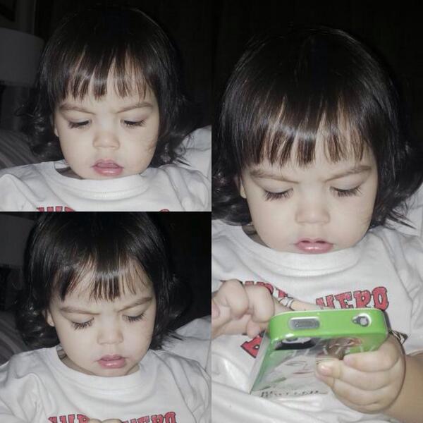 Mama berhasil motong poni aku loohh..!!