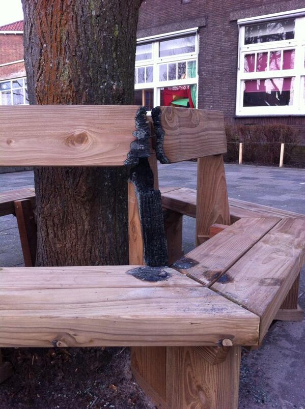 Bankje in brand gestoken. Wie heeft wat gezien. Zo jammer want het plein komt er zo mooi uit te zien.