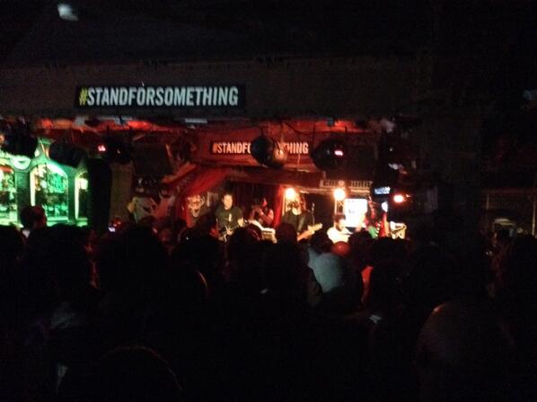 DrMartensMX's tweet photo. Ya inició el concierto con The Melovskys en el Caradura. ¡Empezó la locura! http://t.co/oya8a8R0uA