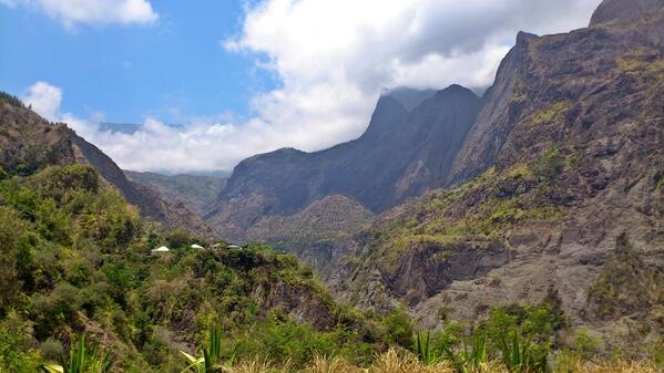 AllonsLaReunion's tweet photo. Une rando à Mafate : toujours aussi magnifique le paysage ! #LaReunion #team974 http://t.co/JcNSMpj4qI