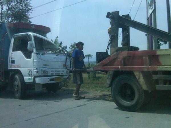 InfoPWD's tweet photo. Jembatan pulorejo macet karena ada evakuasi truk kecelakaan http://t.co/GDaohiDBRq