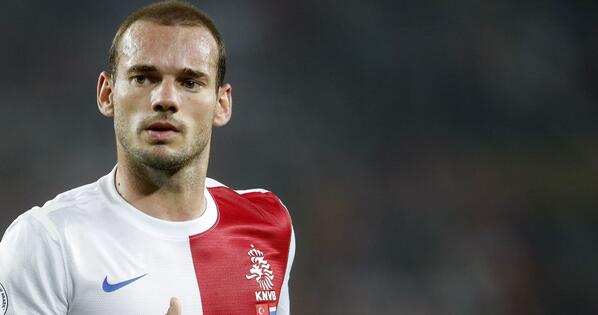 433NEWS's tweet photo. Sneijder niet blij met positie in het veld: 'Je moet wel de bal krijgen.’ http://t.co/cKyhW5KkhF http://t.co/4ZsSvJfI6L