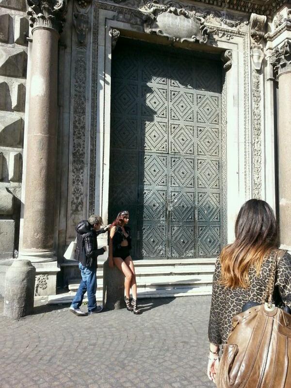 Carlos_nickles's tweet photo. Pose fotográfico en la puerta de una iglesia.Esto en Italia era lo qe menos me esperaba.Tan practicantes y luego esto http://t.co/uzsLXSsHZ6