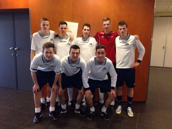 Varendoncknews's tweet photo. Klas 3/4 #vdcasten is 1e geworden met regionaal zaalvoetbal en mag daarom naar de landelijke finale in Arnhem! Top! http://t.co/Q50GTAEayb