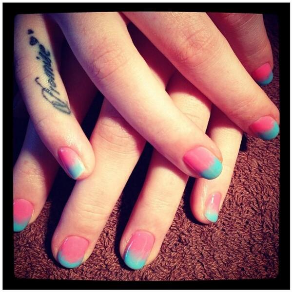 HELENCALVERT's tweet photo. #ombrenails http://t.co/SXAIF2XpYd