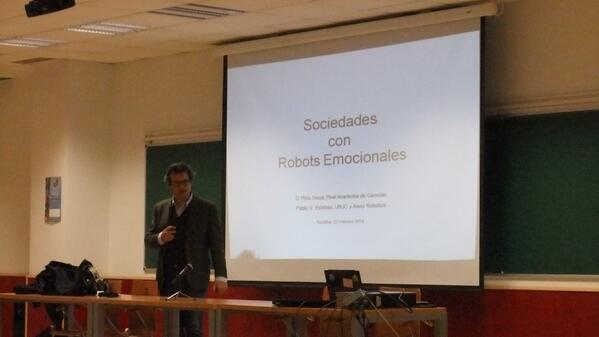 URJCTechFest's tweet photo. Buenos días! Empezmos hoy con una charla de @davidrinsua "Sociedades con robots emocionales" http://t.co/7IBOtoYnXi