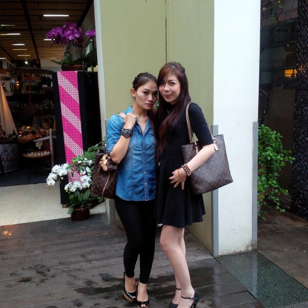 sheyla_cila27's tweet photo. Pvj with mba Ismi... ngekongkow biar gak galau2 http://t.co/EB5EfcWvqj