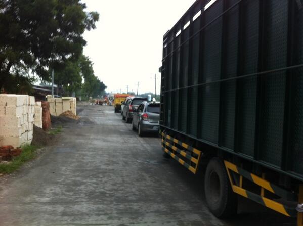 PS_Lamongan's tweet photo. Jalan raya korwil @ps_bojonegoro yang macet dan yang katanya kaya minyak hehehe http://t.co/MUT084VRFZ