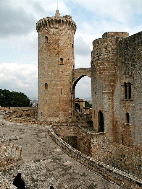 iestabliments's tweet photo. El castillo de Bellver, de estilo gótico mallorquín construido a principios del s.XIV por Jaume II rey de #Mallorca http://t.co/bL7Ey3zQLt
