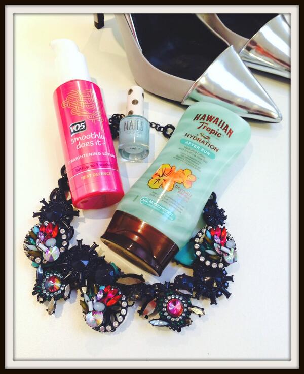 HawaiianT_UK's tweet photo. Our after sunset essentials #HTloves #sparkle #shine http://t.co/dQaRCVmWEd