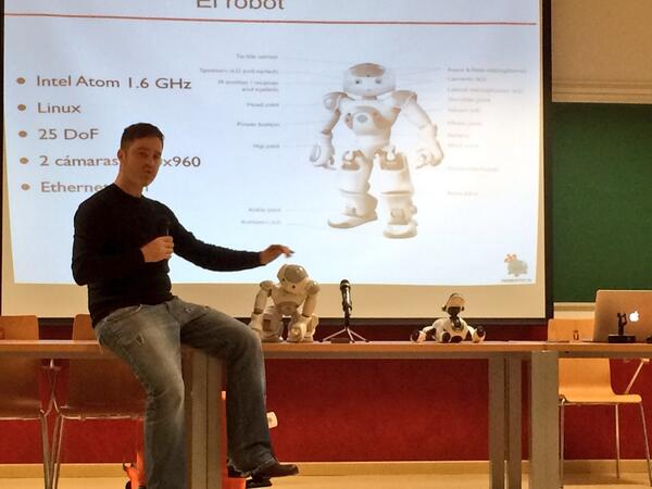 rameerez's tweet photo. En el @URJCTechFest, aprendiendo sobre robótica: aparatos que juegan al fútbol y ayudan a pacientes de Alzheimer http://t.co/G0rn5WeJhY
