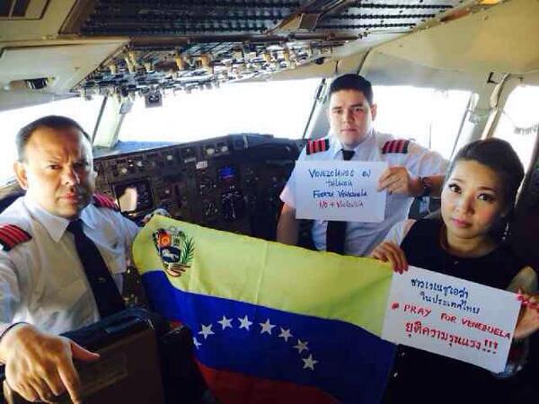 Piloto y copiloto venezolanos de línea aerea de Thailandia, junto a aeromozas tailandesas, se suman a #LAPROTESTA