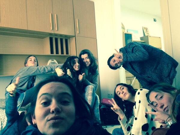 isabelagazt's tweet photo. Llegamos a barceeee!!!@mbarroso55 @MartaGalvezr @conchitaom @cmensaque @fatibidona @Pepa16bl @Teresapeso #sotiii 🙌🙌 http://t.co/30AekA0Cxq