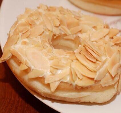 Kuliner_Bandung's tweet photo. Donat Bakar Vanilla Almond. Cemilan mimin malam ini. Mau? 😋 http://t.co/N9X72W42ed