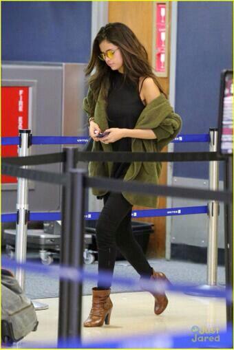 RespetaSelena's tweet photo. Foto 7: Selena ayer llegando al aeropuerto LAX, en Los Angeles. #RS http://t.co/xAA0IchwqS