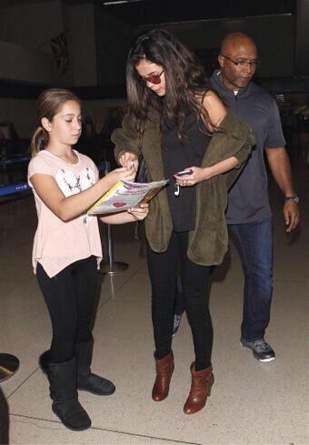 RespetaSelena's tweet photo. Foto 2: Selena ayer llegando al aeropuerto LAX, en Los Angeles. #RS http://t.co/Z9flb3pqg7