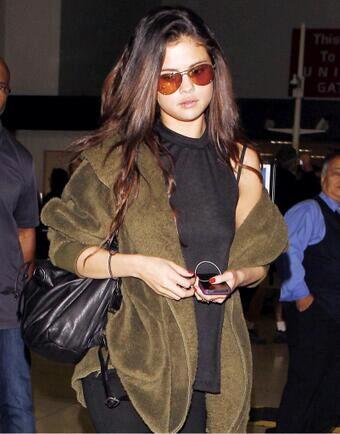 RespetaSelena's tweet photo. Foto 3: Selena ayer llegando al aeropuerto LAX, en Los Angeles. #RS http://t.co/RovSNq38Uv