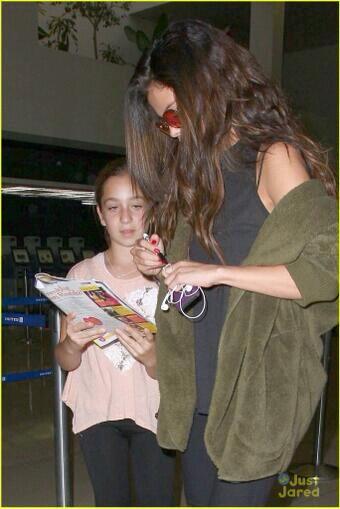 RespetaSelena's tweet photo. Foto 10: Selena ayer llegando al aeropuerto LAX, en Los Angeles. #RS http://t.co/v0BmckWZvE