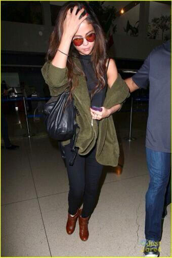 RespetaSelena's tweet photo. Foto 11: Selena ayer llegando al aeropuerto LAX, en Los Angeles. #RS http://t.co/YUncJxkzOf