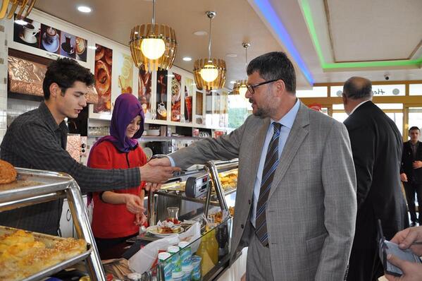 MHP Seyhan Belediye Başkan Adayı Çalışkan, MHP Büyükşehir Adayı Hüseyin Sözlü ile birlikte Abidin Paşa'da esnafla