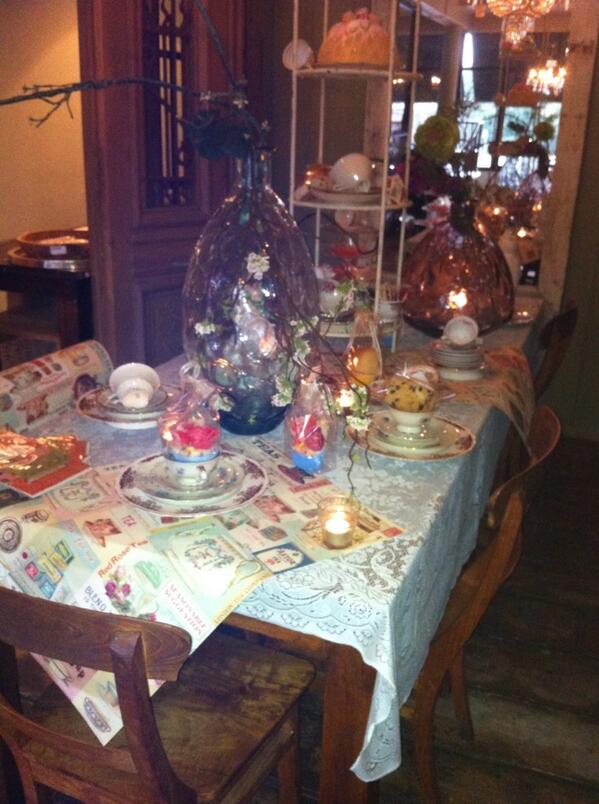 Mooi, vintage servies voor de hightea's en verkoop nieuw binnen,we zijn blij..