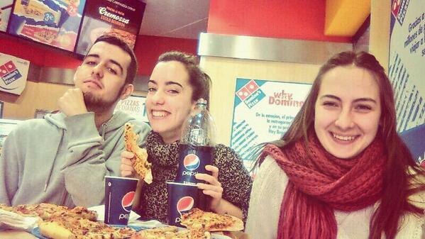 Pedroogn's tweet photo. Gran comida en el dominos con lorathefirst (o @lauralo09) y @isamzap jajajajaj habra k repetir http://t.co/1SVTopuaEl