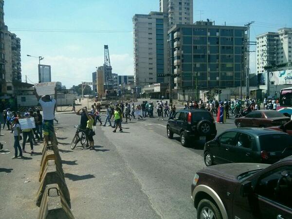 webnotitarde's tweet photo. Manifestantes se concentran en el semáforo del Tijerazo para realizar "pancartazo" Foto vía @JoseLuis2105 http://t.co/61kQik8iSH