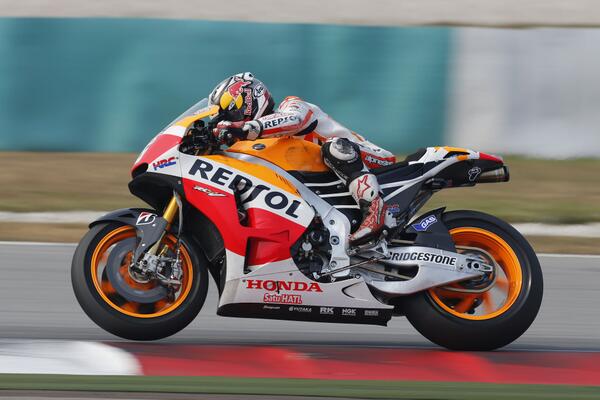HondaMotoFr's tweet photo. .@26_DaniPedrosa signe le meilleur temps pour la 2ème journée des essais de #Sepang. #MotoGP http://t.co/1uXhARZ3sN