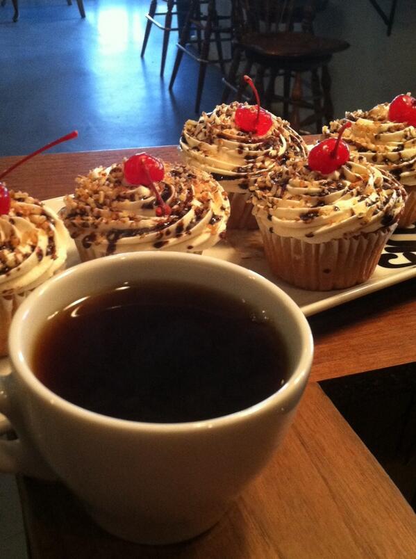 DoshiHouse's tweet photo. This is what makes @DoshiHouse great #localbeans by @greenwaycoffee, #vegan banana split cupcakes by @Sinfullbakery http://t.co/MDiJ9nt8wb