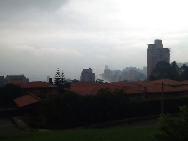 bomberosuy's tweet photo. Se ejecutó la implosión habiendo arrastrado parte de la torre 4. http://t.co/k6XW3pZdse