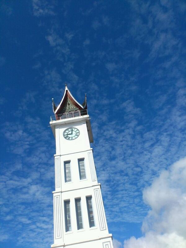 rizky_iteem's tweet photo. Jam Gadang @iDEAOnline #iDEA10th #Arsitektur10th http://t.co/pHrlsTOTfF
