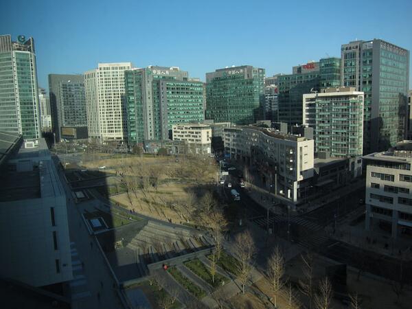dominichirsch's tweet photo. ...and the same view today (a few floors lower). Following a change in the weather the smog has gone! http://t.co/vj3l0DPMrN